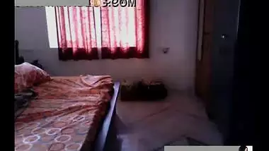 Desi hostel girl giving quick blowjob to her mate