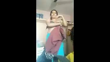 sexy desi bhabhi showing boobin saree
