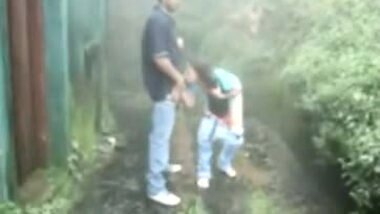 Morena hindu haciendo una mamada en la calle - pinguino69