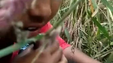 Bangla babe sucks a dick on the farm in dehati sex