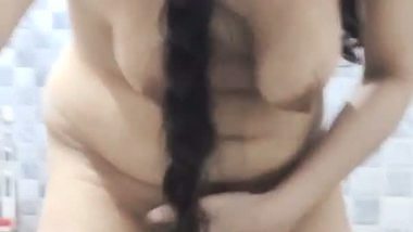 Nude desi girl’s fingering MMS from her bathroom