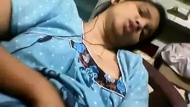 Desi Famous Bank Employee personal videos leaked -2