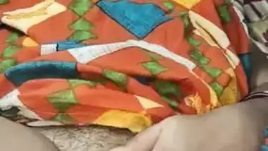 Tamil Boudi fingering her unshaved cum-hole on webcam