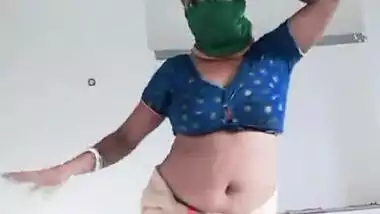 Sexy housewife bhabhi sona showing bubbly navel and belly button 1.