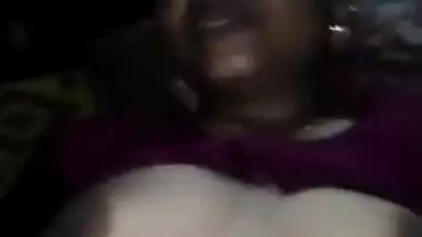 Desi aunty show her big boobs