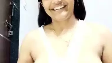 Lovely Indian girl showing boobs MMS video