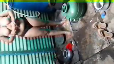 Desi Bhabhi nude captured during bath