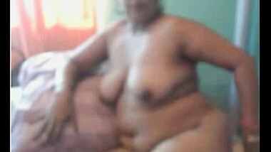 Chubby Indian aunty showing her asset on cam