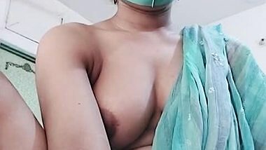 Horny Bhabhi in saree without blouse