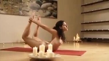 Hot Babe doing NUDE YOGA