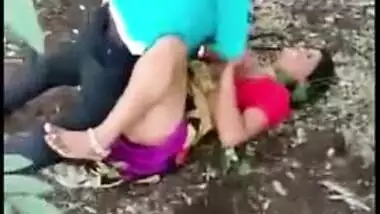 Desi randi outdoor fucked caught by village young guy, mms sex
