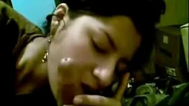 Sexy northindian sucking cock 