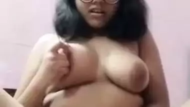 Bespectacled XXX obsessed Desi masturbates in close-up homemade video