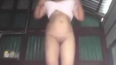 Bangladeshi slum Bhabhi showing her nude pussy