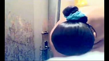 Delhi desi girlfriend records herself in bathroom