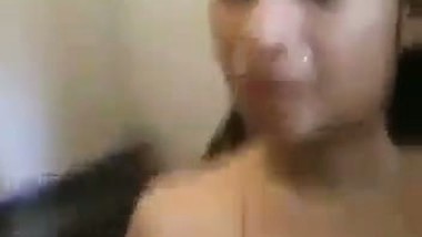 Nagpur’s nude desi girl takes a shower and records MMS