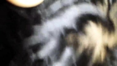 Une indienne suce une bite de noir et avale