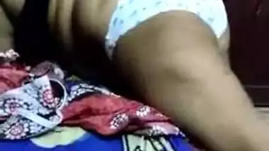 Tamil Plump Aunty Show her curves