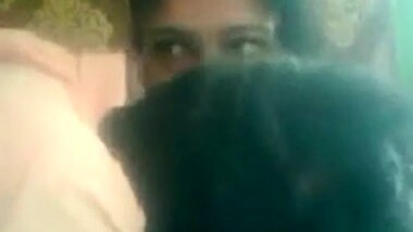 Indian teen’s boobs pressed in the bus stand
