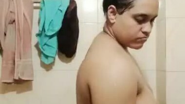 Chubby Indian lady making nude bath video