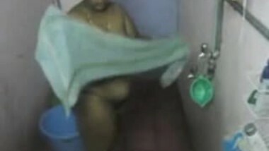 desi- south indian aunty bathing 2