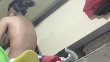 19yo teen girl nude bath viral clip