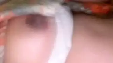 Round boobed Indian lady naked MMS