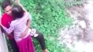 Two Indian lovers caught fucking in outdoor garden in Desi mms video