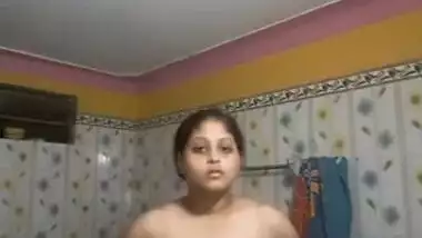 Cute bhabhi reveals her huge XXX breasts for amateur Desi video