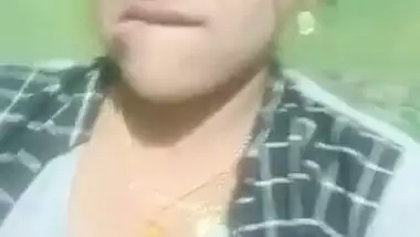 Bhabhi Horny Expression showing Pussy