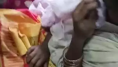 Tamil hot married girl showing her boobs cleavage in bus