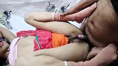 Hot Desi bhabi ke pati ke Bhai ne bhabi ko gher me Red saree me gand dehkh ker chudai ker dali