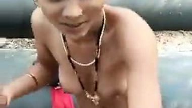 Bhabi shy to show in outdoor