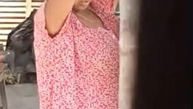 Bengali boudi nude bath in viral MMS