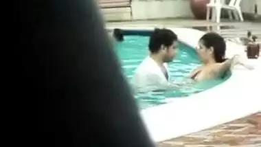 Real couples suddenly became horny in pool