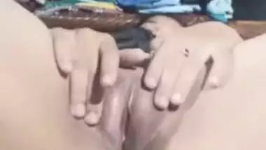 Desi woman turns camera on to makes MMS video of XXX masturbation
