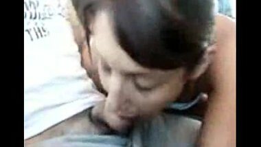 Sexy New Delhi Aunty Gives Blowjob to Lover In Train