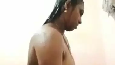 Desi Bhabhi Bathing Vdo Leak