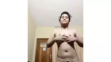 Desi sex whore like this deserves to pose naked on XXX phone camera