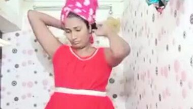 Swathi naidu wearing dress after her bath