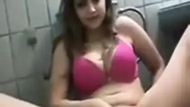 NRI bhabhi fucking herself in the bathroom