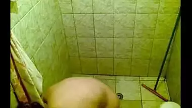 Indian sex of desi mature bhabhi caught during bath