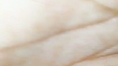 Naked married woman gives a desi blowjob at midnight