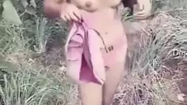 Outdoor Desi mms clip of tiny Indian gal caught posing naked for lover