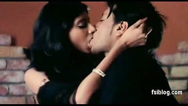 Hot Bollywood Smooch – FSIBlog.com