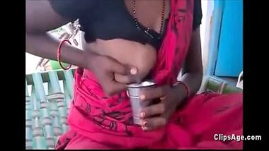 Chennai Mambalam aunty milking her own boobs hot clip