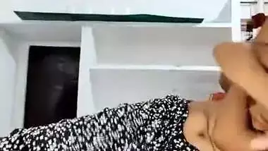 Desi Bhabhi Showing Her Boobs