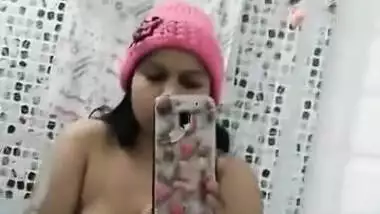 Sexy desi girl play with her boobs