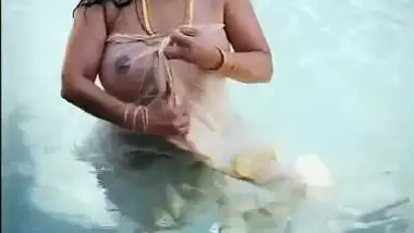 Super busty Mallu aunty boobs show in pool