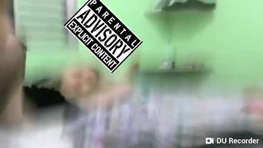 Minha cunhada me chamou para matar uma barata mas quando entrei em seu quarto a vi de calcinha, não resisti